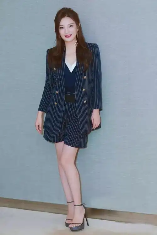 44岁赵薇越来越会穿,西装 短裤优雅时髦又干练,挑染发色够张扬