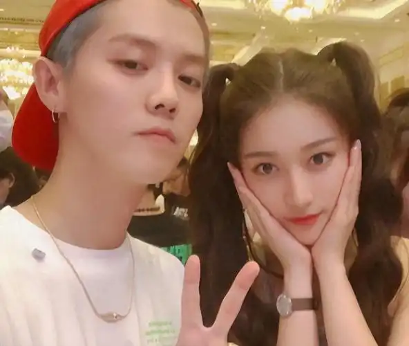 "爱情长存:明星情侣鹿晗与关晓彤七年恋情的坚守与甜蜜"