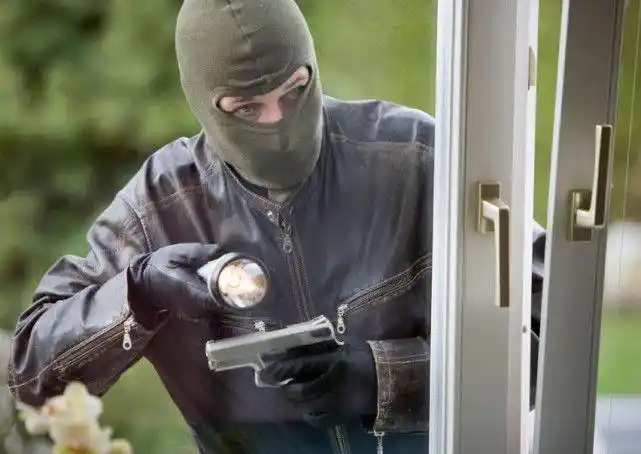 虽然是小偷但是却劫富济贫被捕入狱后死在监狱里却无人收尸