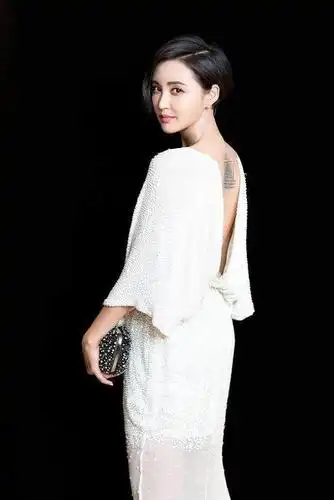 张歆艺穿深v裙锁骨性感,背露纹身!网友:怎么内衣都不穿