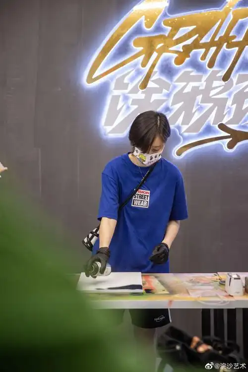 李斯丹妮及杨文昊涂鸦艺术与帅气妮妮真是高度适配妮妮的涂鸦创作也是