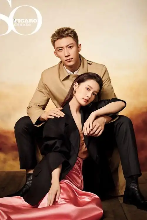 李沁黄景瑜携手拍大片同情侣款驼色大衣真是配一脸