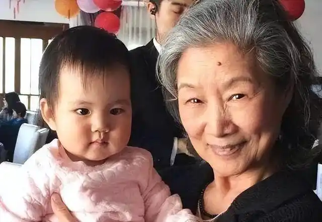 演员吕中:23岁嫁同学,今儿子儿媳是她的骄傲,女儿是国人的骄傲