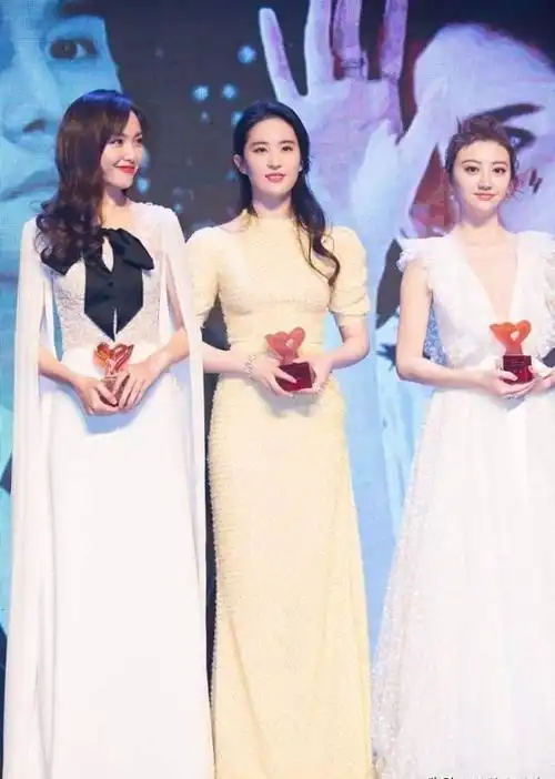 刘亦菲膀大又腰圆算不算顶级美人?看看她和杨幂的合照你就有答案