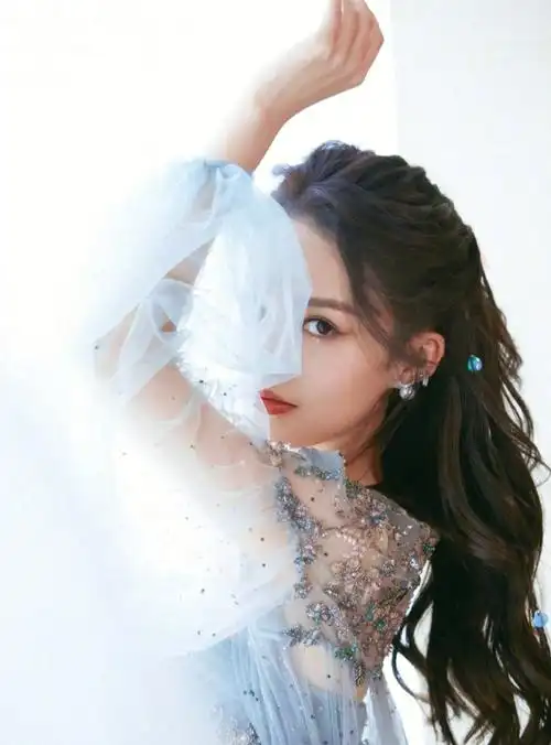 李沁长得非常漂亮,浓眉大眼,属于清新甜美型,为什么就不火呢?