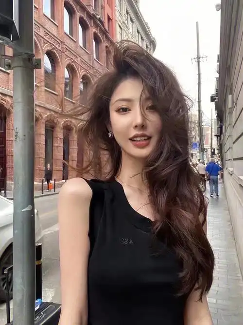 西安发型设计中长发女生一定要尝试的法式波浪卷慵懒随意又温柔的烫发