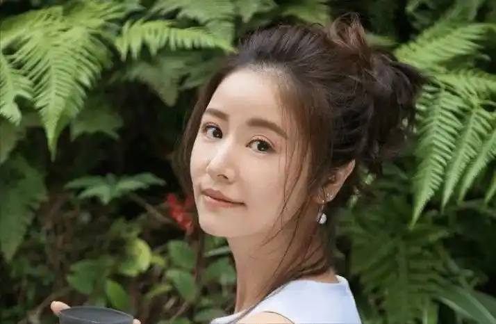 林心如近况曝光引争议,肚子隆起疑似怀孕,47岁素颜像路边大妈!