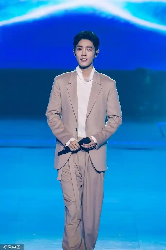 组图:肖战助阵杭州亚运会倒计时一周年 穿西装登台献唱_高清图集_新浪