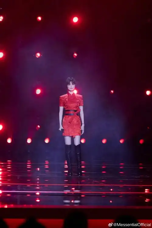 李宇春身着m essential 特别定制双鸟百花密缎新式旗袍,搭配m