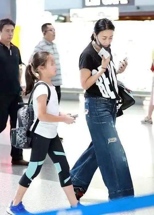 那英母女国外游玩,背4万包很阔气,女儿体格壮硕比妈妈大一圈