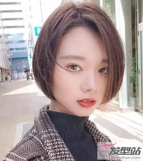 紫罗兰色的挑染,使得这款短直发更加与众不同,眉上刘海修剪得很细碎