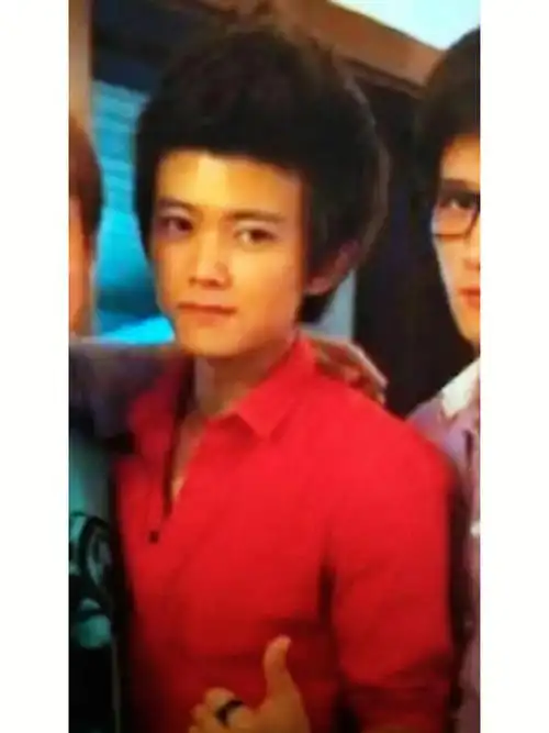 这应该是初中时期的照片具体年纪不知超哥小时候真的可爱#任嘉伦  #向