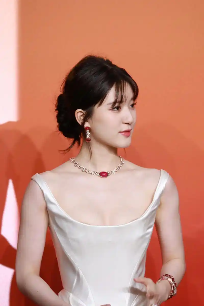 赵露思低胸白裙无敌了,是真白啊[偷笑]