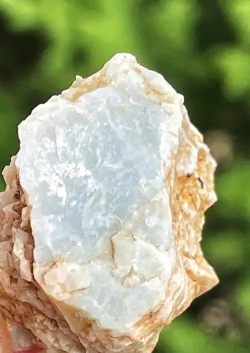 挖水晶遇到的奇怪石头