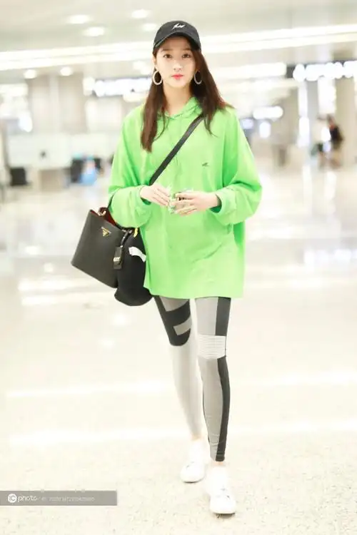 街拍关晓彤we11done荧光绿卫衣leggings小白鞋prada手袋棒球帽青春