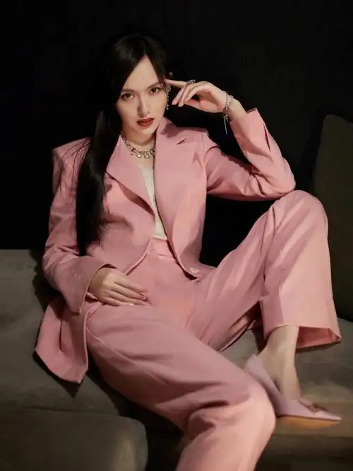 搭配专题唐嫣粉色西装造型