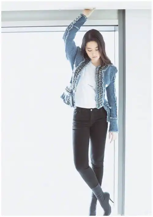 "女神"刘亦菲穿粉色外套搭配黑色紧身裤,休闲随性,墨镜太夸张