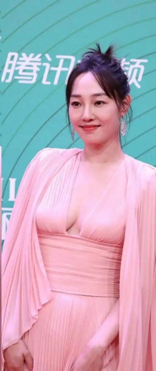 白百何越来越会展现成熟女人的魅力了!