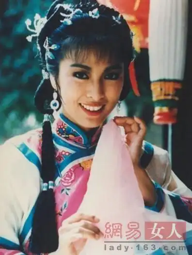 1981年主演亚视经典剧集《大侠霍元甲》,饰演赵倩男一角.