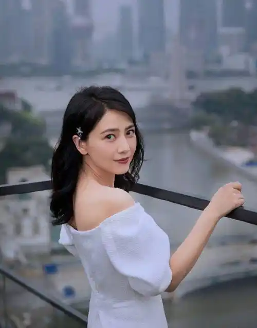 高圆圆生图曝光喜登热搜第一,评论区却被秦霄贤包场,赵又廷的处境太