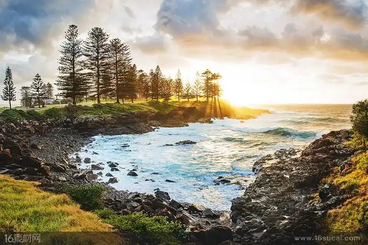 阳光倾泻岸边唯美风景高清图片