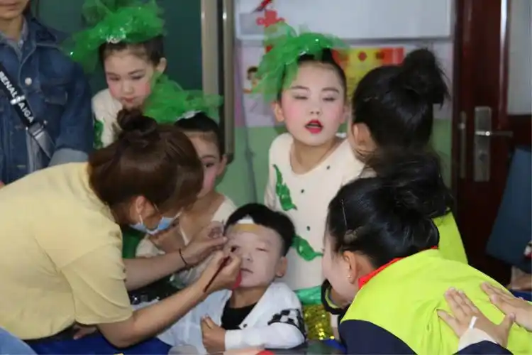 解一小学三四班六一演出幕后花絮