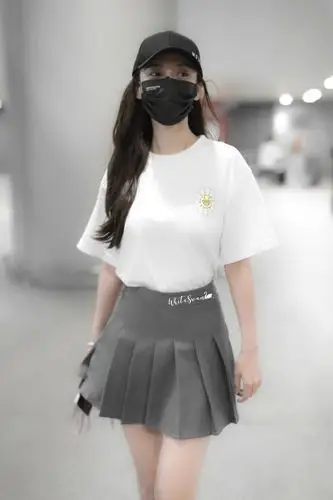 杨颖机场look更新,头发微卷加持,玩转甜酷学院风