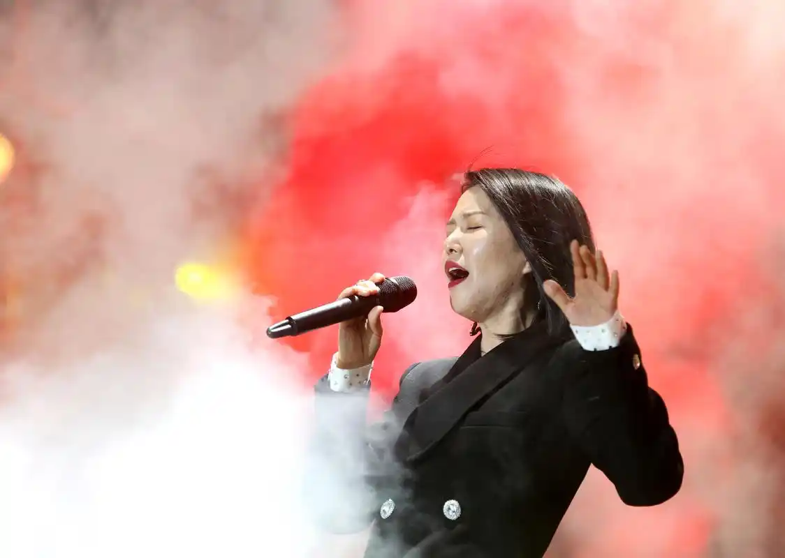 她曾穷到去酒吧驻唱,出名后一首歌卖了100万,如今36岁身价上亿