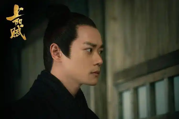 今年初与大家见面的古装大戏《上阳赋》中,曹骏饰演的庞癸是一个文武