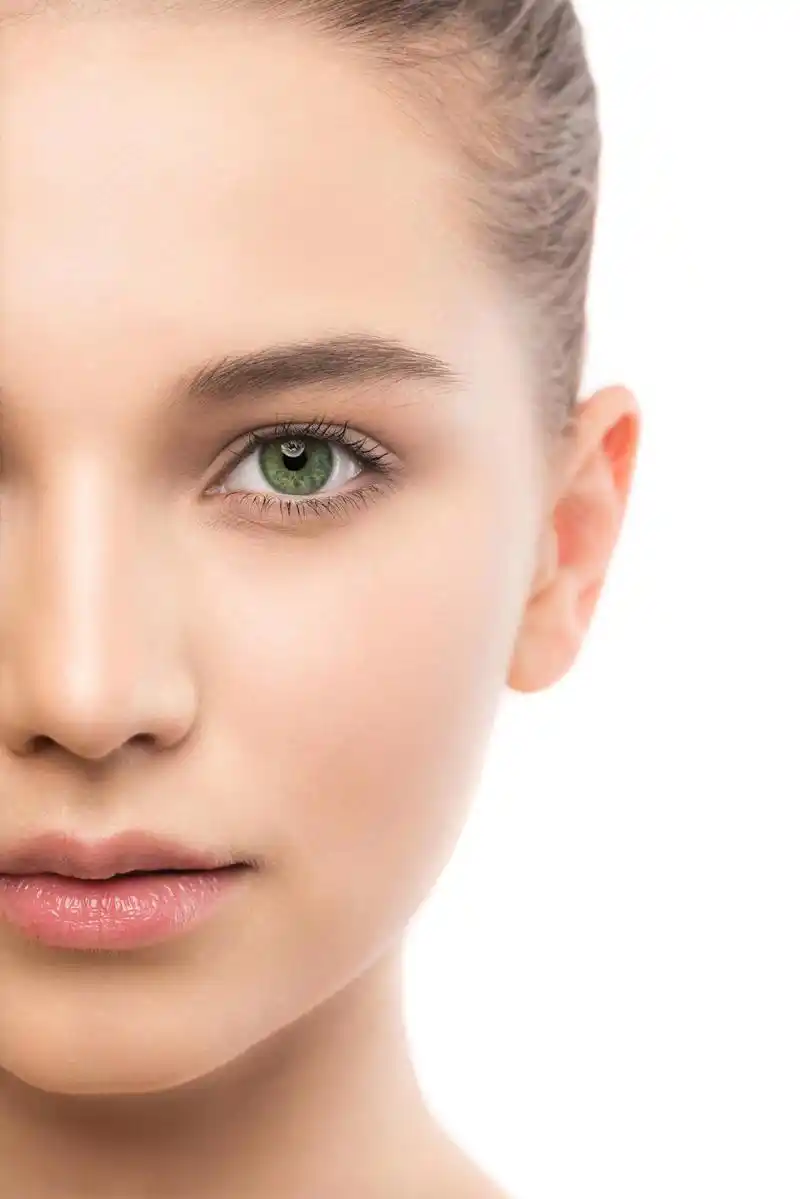 眼 鼻子美丽年轻女人幸福的人医美鼻子整形年轻美丽的美女特写镜头