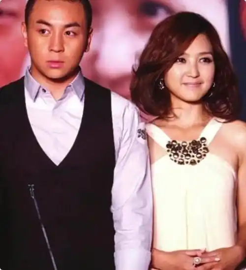 释小龙妻子露面太吸睛,身材丰满,长腿抢镜,五官颜值不输何洁