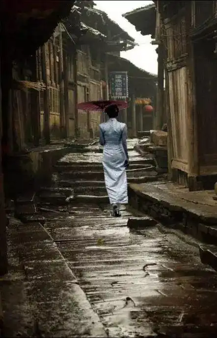 甚至她的太息般的眼光丁香般的惆怅撑着油纸伞,独自彷徨在悠长,悠长又