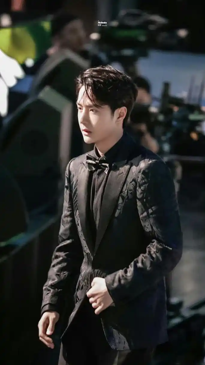 微博电影之夜红毯# 王一博微博之夜红毯来啦,一身黑色西装看起篮妹