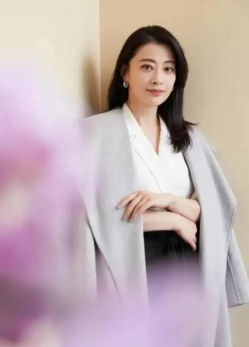 演员梅婷:离婚后很幸运,再婚嫁摄影师,如今一家四口其乐融融