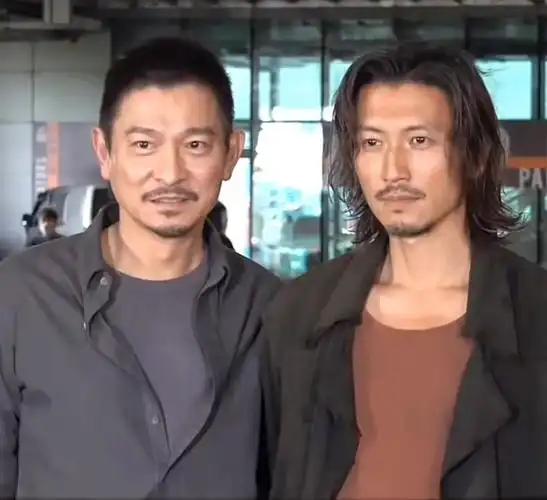 刘德华谢霆锋合影年龄相差19岁状态像同龄人网友谢像失恋了