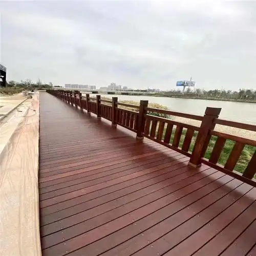 红菠萝格户外木扶手造型 红菠萝格河道栏杆防腐木扶手定制