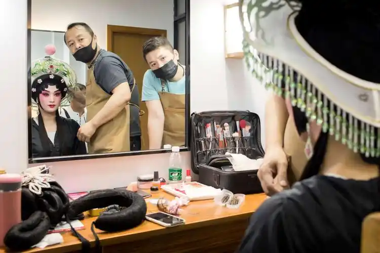 《奇女无容》后台记 写美篇主角一般都有独立的化妆间,并配备专业戏曲