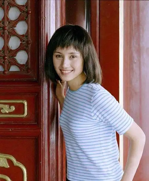 袁泉:6根钢钉1根钢条,坚守多年不变,袁泉打了多少明星的脸?