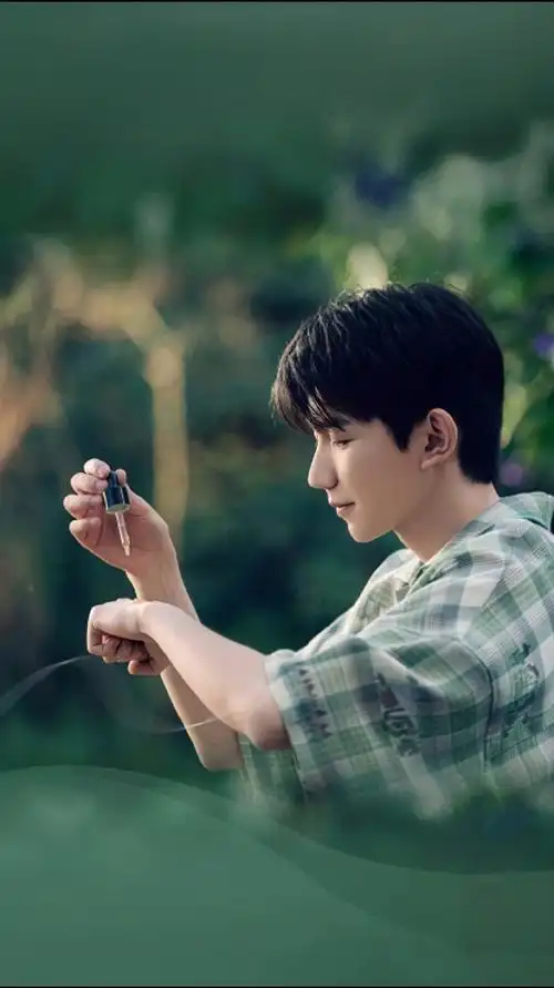 王源超话#王源溪木源品牌代言人#  无文字高清图  (p2去不了文字但