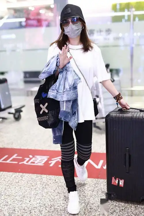 薛佳凝穿白t外搭牛仔夹克 手拎网兜包轻松休闲_legging