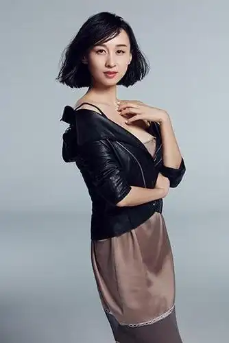 练束梅百变写真曝光 轻松演绎清纯与魅惑