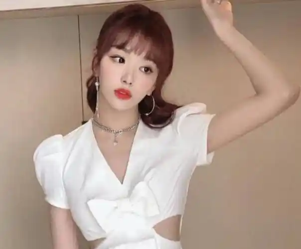 孔雪儿拍杂志,露额头高级感十足,"原生五官"放大十倍太真实_齐刘海