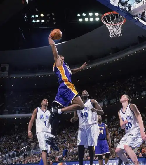 科比百大灌篮秀_高清图集_新浪网