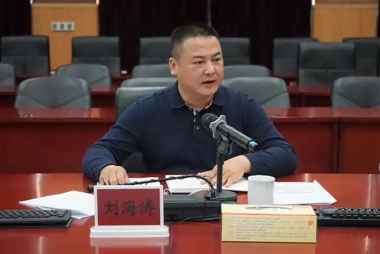 会上,刘海涛传达了清远市,英德市疫情防控工作会议精神,魏武杰总工程