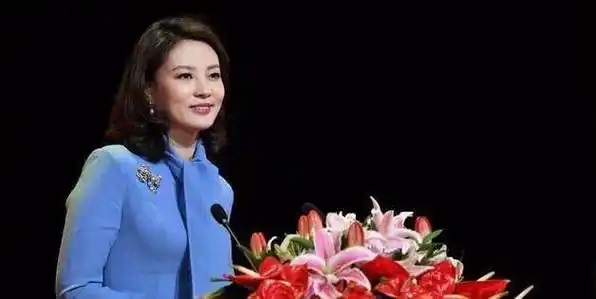 电视女主持刘芳菲曝出近照,体态优雅魅力十足,尽显女神范_工作_访谈