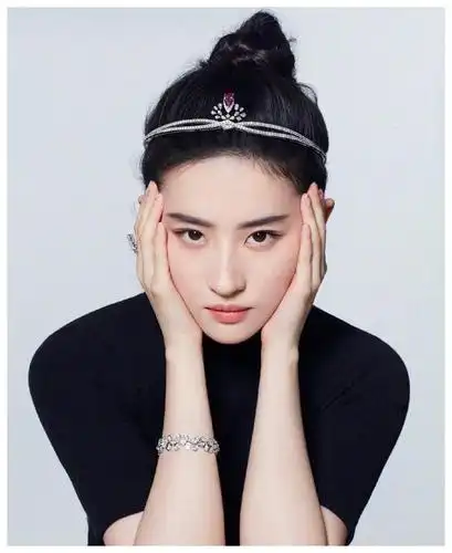 图片中,刘亦菲头戴钻石皇冠,眼神淡然优雅,有古典东方公主的味道.