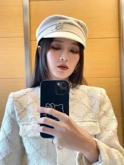 孟佳自拍照引发热议,独特的松弛感堪称一绝!