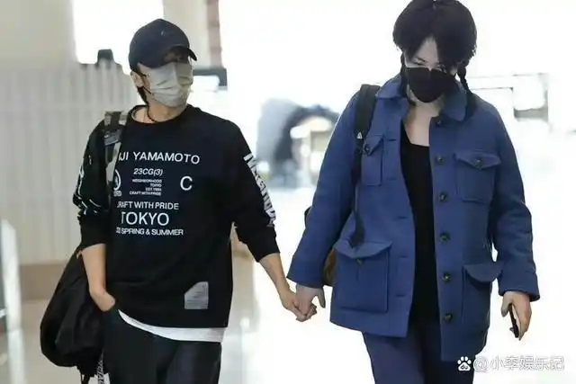 王菲谢霆锋机场甜蜜牵手,缘分天定,兜兜转转还是你