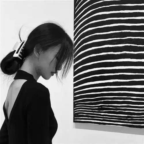 女生头像霸气侧漏黑白超清500像素喜欢大图的来吧