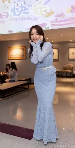 杨钰莹50岁生日收大束心形玫瑰